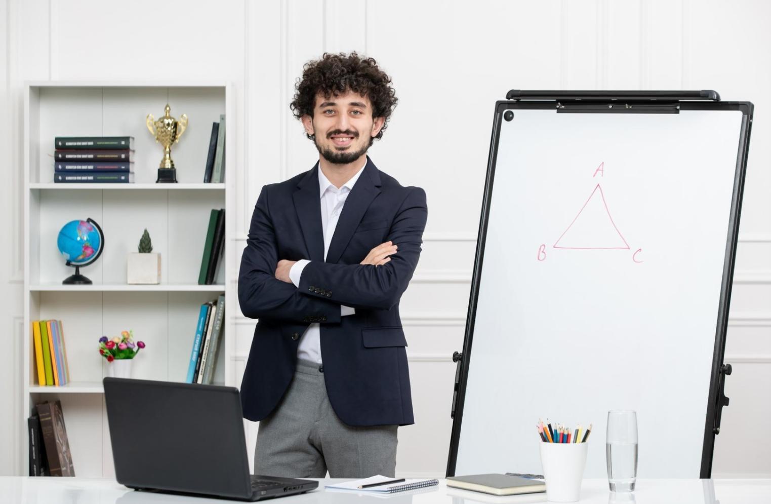 Arbeitsplatz mit Laptop und Finanzunterlagen