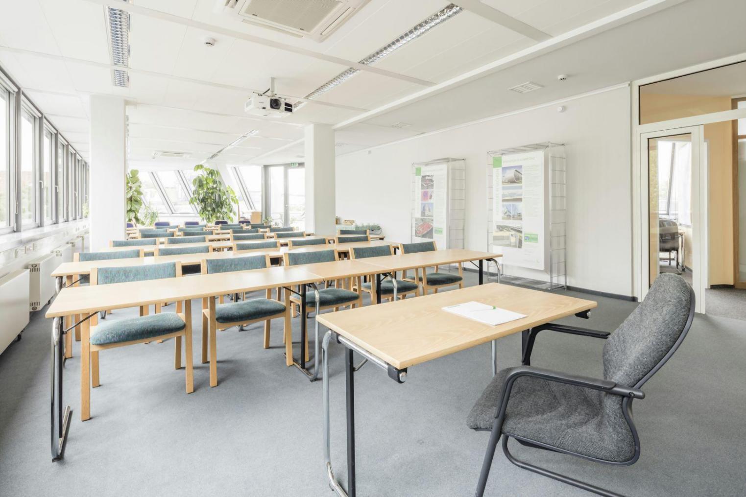 Teilnehmer arbeitet an Finanzunterlagen und plant Ausgaben