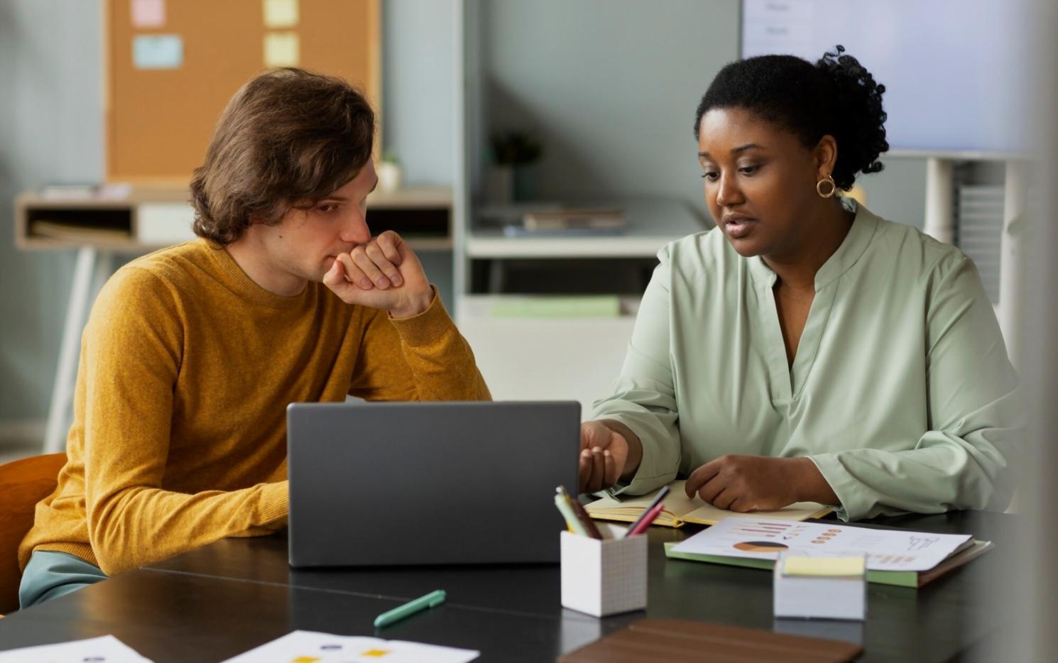 Finanzplanung und Geschäftsunterlagen auf einem Schreibtisch